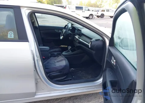 2021 Kia Forte Lxs z USA, uszkodzony, nr VIN 3KPF24AD2ME352667